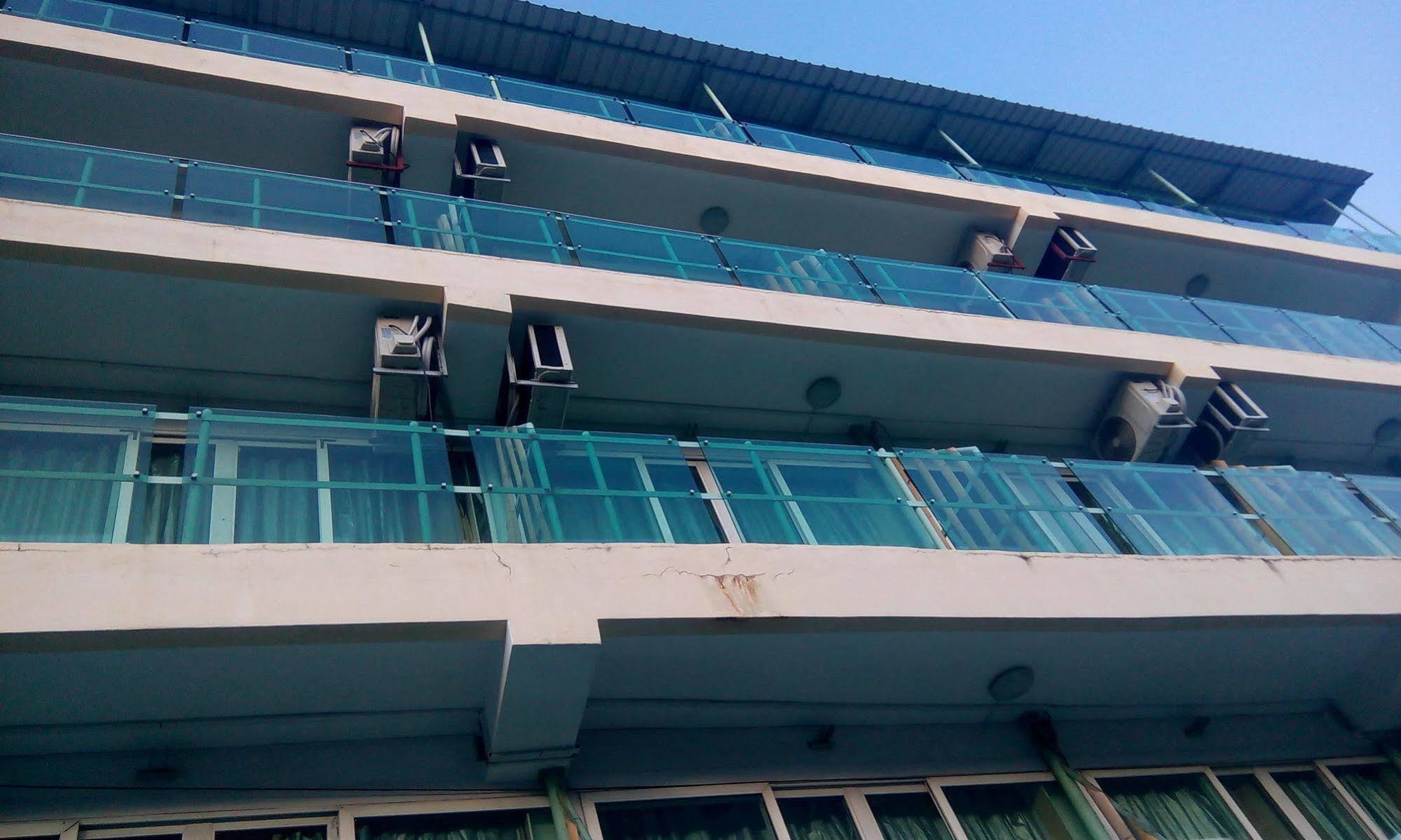 Hypertek Hotel Grand Baie Exterior foto